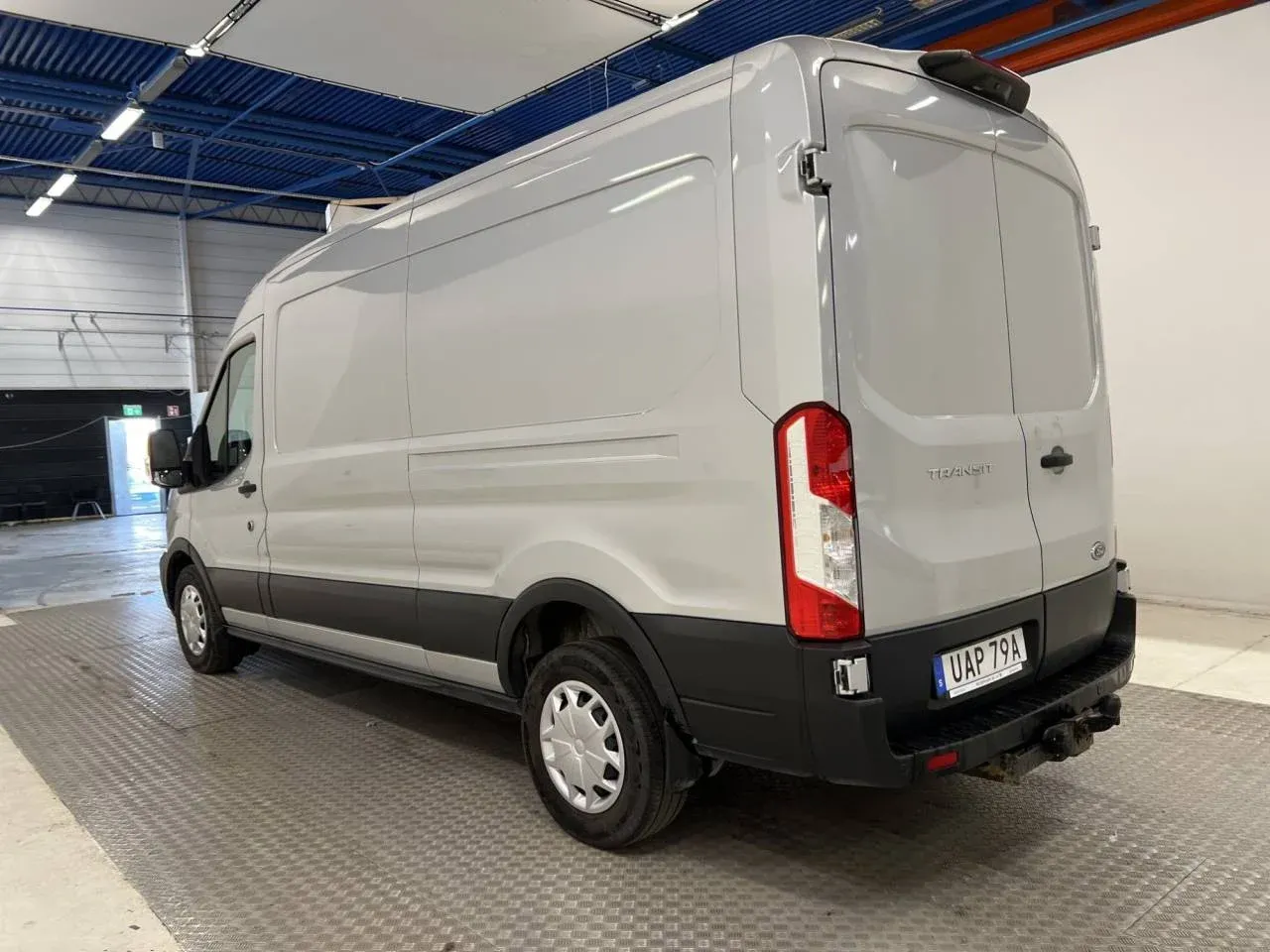 Ford Transit 350 2.0 Automat L2H2 Värmare Dragkrok Moms Image 2