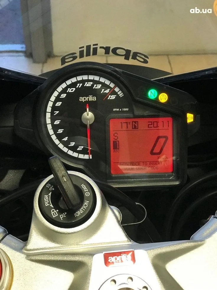 Aprilia RSV4 Image 7